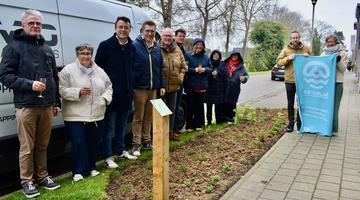 In de Vaartstraat en de Sint-Pietersgroenestraat kreeg een elftal groenstroken een peter of een meter.jpg