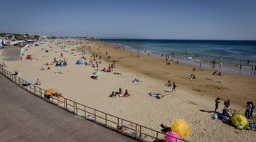 A photo of a busy and beautiful coastline in Cascais