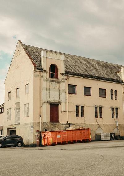 Alesund Pink building 1