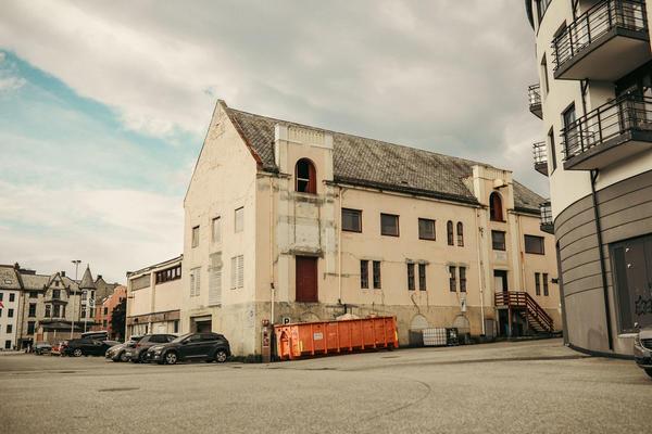 Alesund Pink building 1